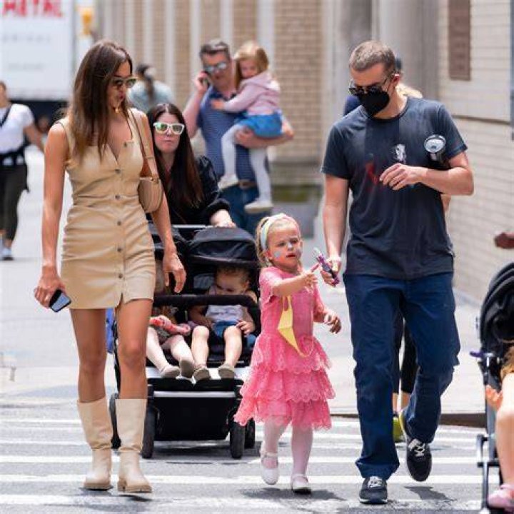EXCLUSIVE: Irina Shayk and her daughter Lea Cooper are seen taking a stroll in New York City. 23 Nov 2022 Pictured: Irina Shayk. Photo credit: ZapatA/MEGA TheMegaAgency.com +1 888 505 6342 (Mega Agency TagID: MEGA920653_001.jpg) [Photo via Mega Agency]