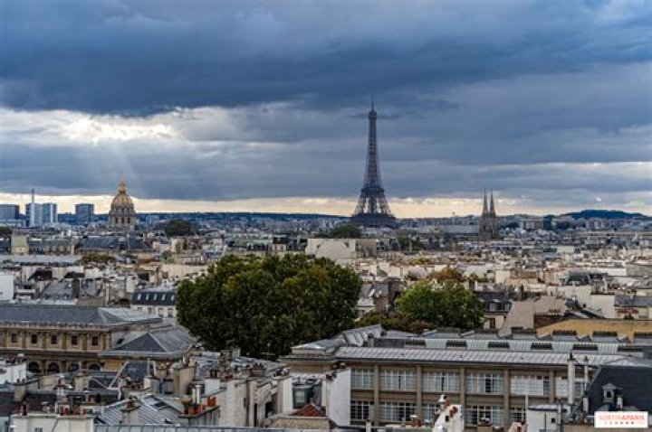 *EXCLUSIVE* PARIS, FRANCE - Romantic getaway in the City of Love! Ryan Reynolds and Blake Lively savor the delights of Paris holding hands, enjoying a gourmet lunch at the renowned restaurant 'La Poule au Jar' by Chef J.F. Pi&egrave;ge. Pictured: Ryan Reynolds, Blake Lively BACKGRID USA 30 JULY 2023 BYLINE MUST READ: BACKGRID USA: +1 310 798 9111 / UK: +44 208 344 2007 / *UK Clients - Pictures Containing Children Please Pixelate Face Prior To Publication*