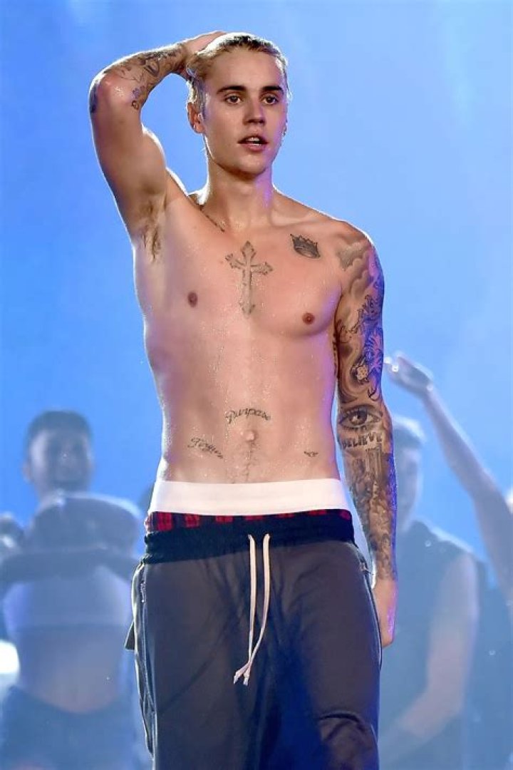 EXCLUSIVE: Shirtless Justin Bieber takes a walk on the beach in Hawaii after snorkeling. 10 Jan 2021 Pictured: Justin Bieber. Photo credit: MEGA TheMegaAgency.com +1 888 505 6342 (Mega Agency TagID: MEGA725702_003.jpg) [Photo via Mega Agency]