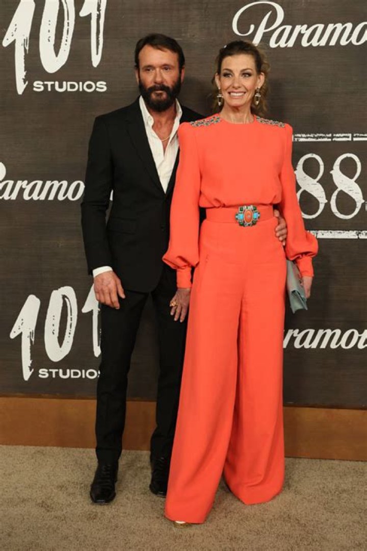 Faith Hill & Tim McGraw Look Great At ‘1883’ Premiere — Pics – Hollywood Life