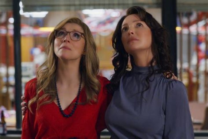FIREFLY LANE (L to R) KATHERINE HEIGL as TULLY and SARAH CHALKE as KATE in episode 102 of FIREFLY LANE. Cr. COURTESY OF NETFLIX &copy; 2020