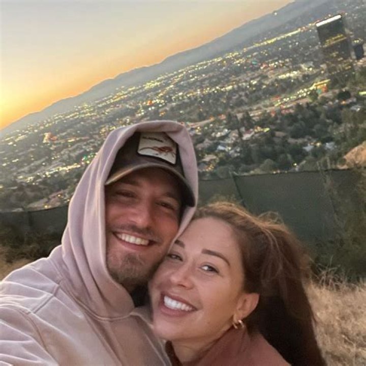Gabby Windey & Erich Schwer Kiss