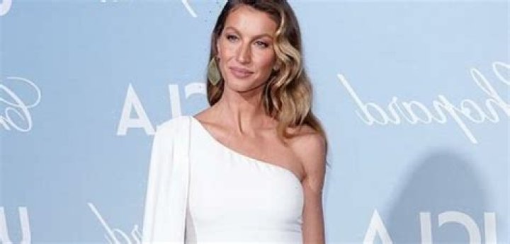 Gisele Bundchen, 40, Goes Makeup Free & Rocks A Tiny Bikini On The Beach — Photo