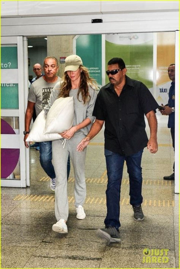 Gisele Bundchen arrives in Brazil at the S&radic;&pound;o Paulo airport . Pictured: Gisele Bundchen Ref: SPL5509316 121222 NON-EXCLUSIVE Picture by: SplashNews.com Splash News and Pictures USA: +1 310-525-5808 London: +44 (0)20 8126 1009 Berlin: +49 175 3764 166 World Rights