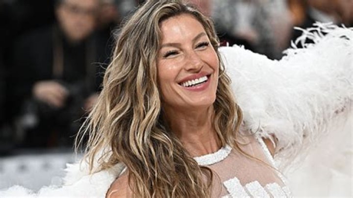 Gisele Bündchen’s Anti-Aging Serum Leaves Her Skin ‘Plump’ – Hollywood Life