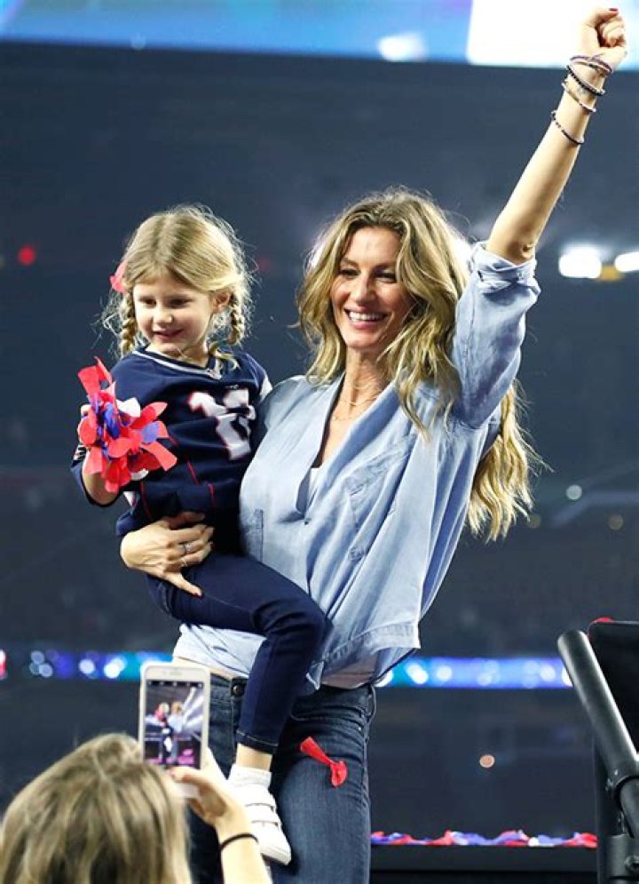 Gisele Bundchen Sings Karaoke With Daughter Vivian, 10, & More On Family Trip To Brazil