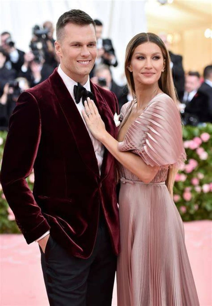 Gisele Bündchen & Tom Brady Kiss At The Met Gala 2019: Photos – Hollywood Life