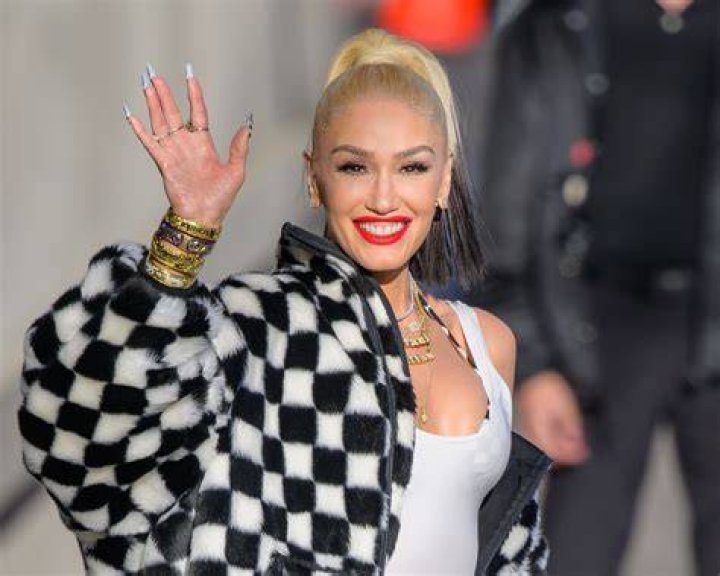 Gwen Stefani Rocks A Bikini Top & Shorts For Her Beauty Line: Photos – Hollywood Life