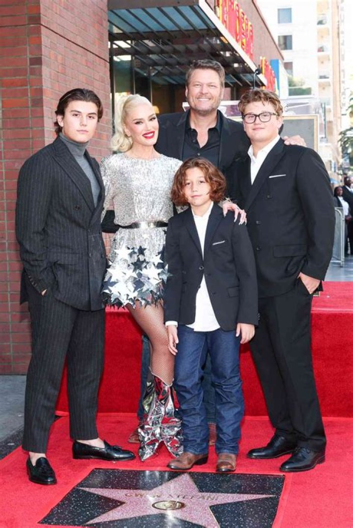 Gwen Stefani’s Son Kingston Sings At Stepdad Blake Shelton’s Bar – Hollywood Life