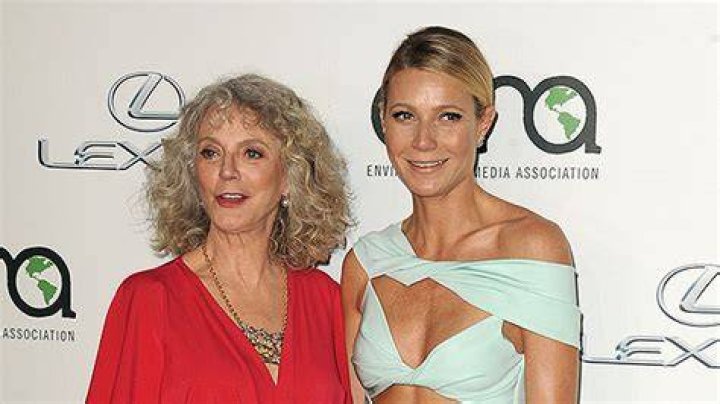 Gwyneth Paltrow & Mom Blythe Danne Are Twins At Wedding: Photos – Hollywood Life