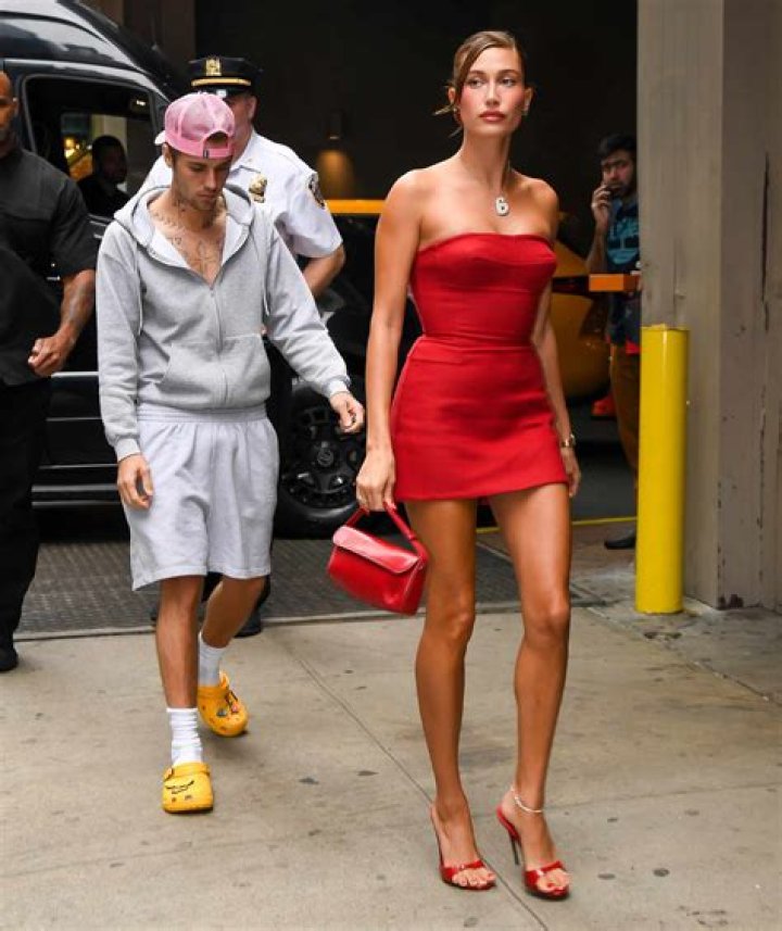Hailey Baldwin Wears Strapless Bikini While Lounging In A Sauna — See Pic