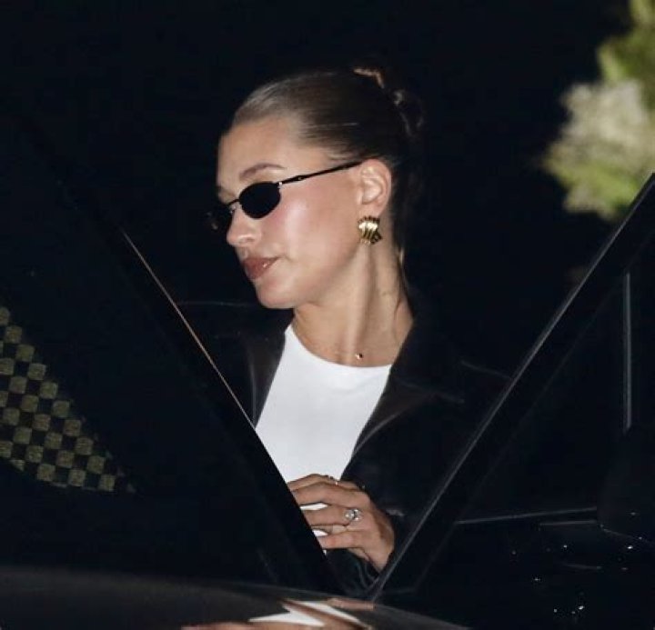 Hailey Bieber is seen leaving her New York City apartment on her way to Good Morning America Pictured: Hailey Bieber Ref: SPL5319016 150622 NON-EXCLUSIVE Picture by: Elder Ordonez / SplashNews.com Splash News and Pictures USA: +1 310-525-5808 London: +44 (0)20 8126 1009 Berlin: +49 175 3764 166 World Rights, No Poland Rights, No Portugal Rights, No Russia Rights