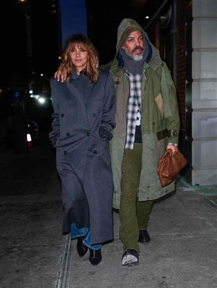 Halle Berry & BF Van Hunt Step Out For Rare Romantic Date Night In NYC — Photos