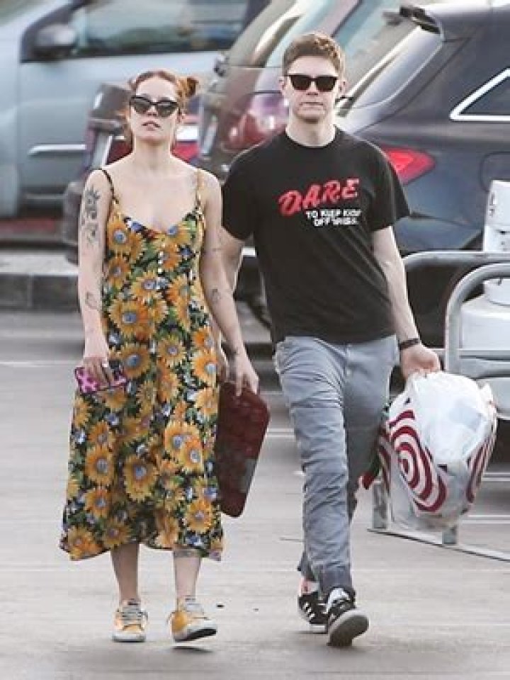 Halsey & Evan Peters Wrap Their Arms Around Each Other In New Pic – Hollywood Life