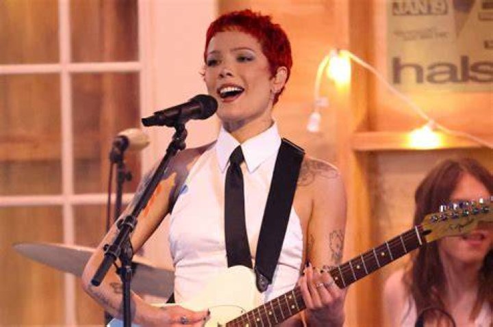 Halsey Performs &lsquo;Graveyard&rsquo;