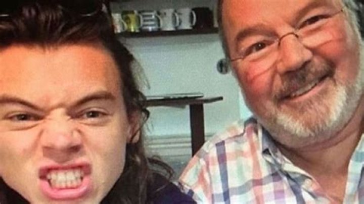Harry Styles’ Beloved Stepfather Dies & Fans Tweet Love – Hollywood Life