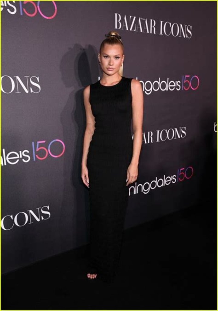 Heidi Klum, Emily Ratajkowski & More Stars Arrive For Harpers Bazaar’s ICONS Party: Photos