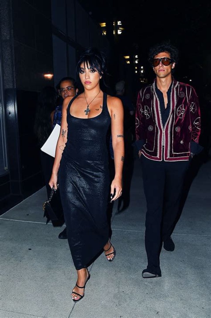 Hold Hands On Way To Dinner Date In NYC – Hollywood Life