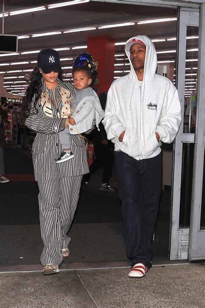 Hollywood, CA - Rihanna and her baby belly are ready to eat as they are seen grabbing a bite at Nobu after the Rams Super Bowl victory. Pictured: Rihanna BACKGRID USA 13 FEBRUARY 2022 BYLINE MUST READ: Ab / BACKGRID USA: +1 310 798 9111 / UK: +44 208 344 2007 / *UK Clients - Pictures Containing Children Please Pixelate Face Prior To Publication*
