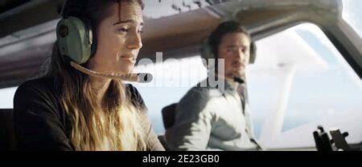 HORIZON LINE, from left: Allison Williams, Alexander Dreymon, 2020. &copy; STX Entertainment / Courtesy Everett Collection