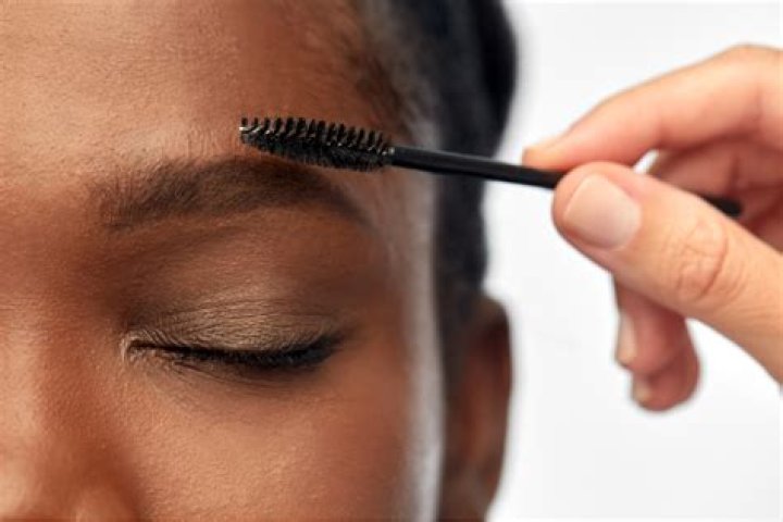 Hottest Eyelash Combs of 2024 – Hollywood Life Reviews – Hollywood Life