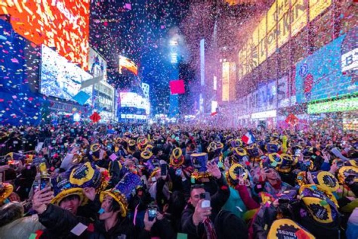 How To Watch The Ball Drop Live On New Year’s Eve 2022: Livestream – Hollywood Life