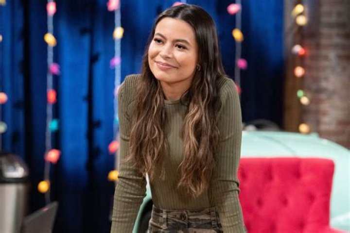 ICARLY 2021 GALLERY: Pictured: MIRANDA COSGROVE as CARLY in iCarly 2021 on Paramount+. Photo: GISELLE HERNANDEZ/Paramount+. &copy; 2021 Viacom International, Inc. All Rights Reserved.