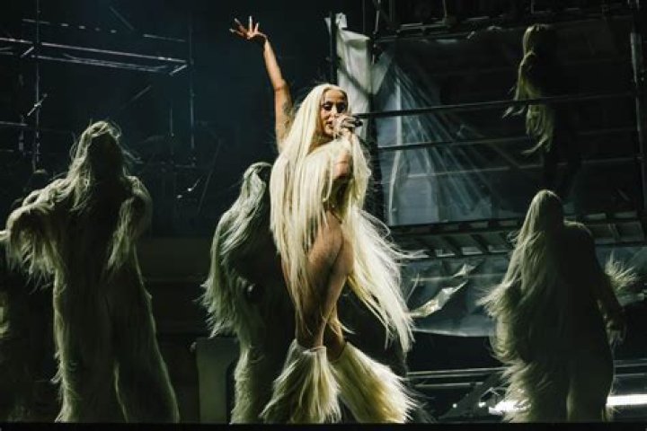 Iggy Azalea Gives Halftime Performance & Claps Back At Critic – Hollywood Life