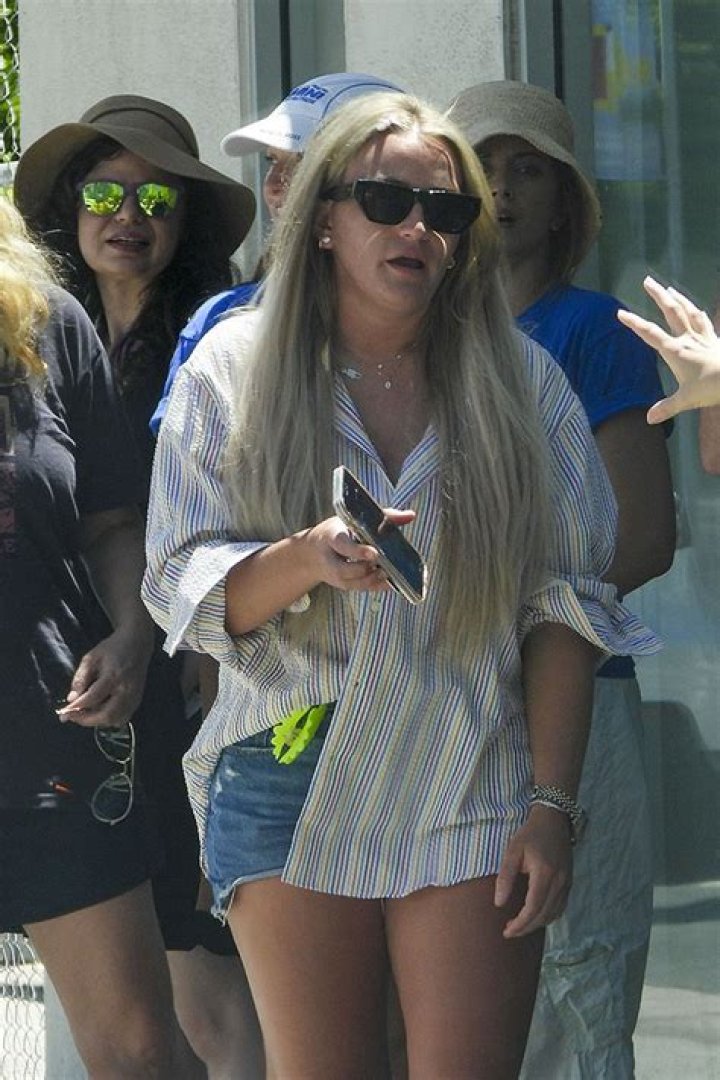 Jamie Lynn Spears, 32, Rocks Daisy Dukes While Celebrating Her ‘Zoey 102’ Billboard In LA: Photos