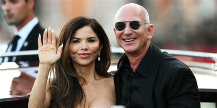 Jeff Bezos & Lauren Sanchez: Friends ‘Surprised’ To Hear They’re Dating Amid His $140BN Divorce