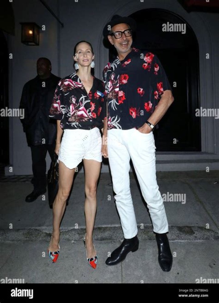 Jeff Goldblum and his wife step in LA!