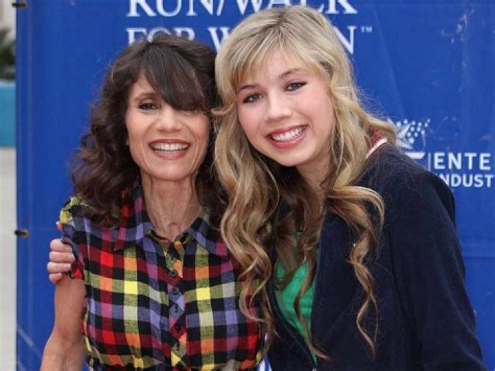 Jennette McCurdy’s Mom Dies: Bella Thorne & More Tweet Support
