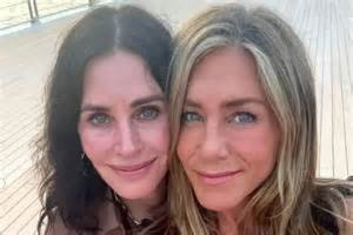 Jennifer Aniston & Courteney Cox Post Sweet Tributes For BFF Lisa Kudrow’s Birthday: ‘Love You’