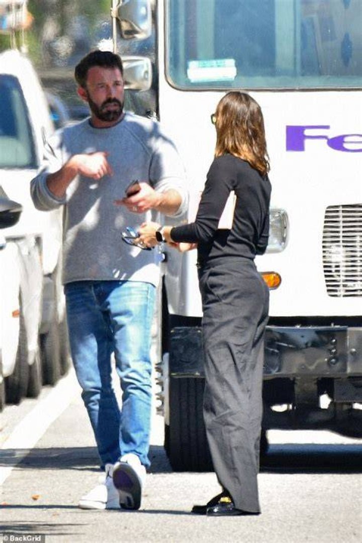 Jennifer Garner and Ben Affleck Have Friendly Chat in Santa Monica – Hollywood Life
