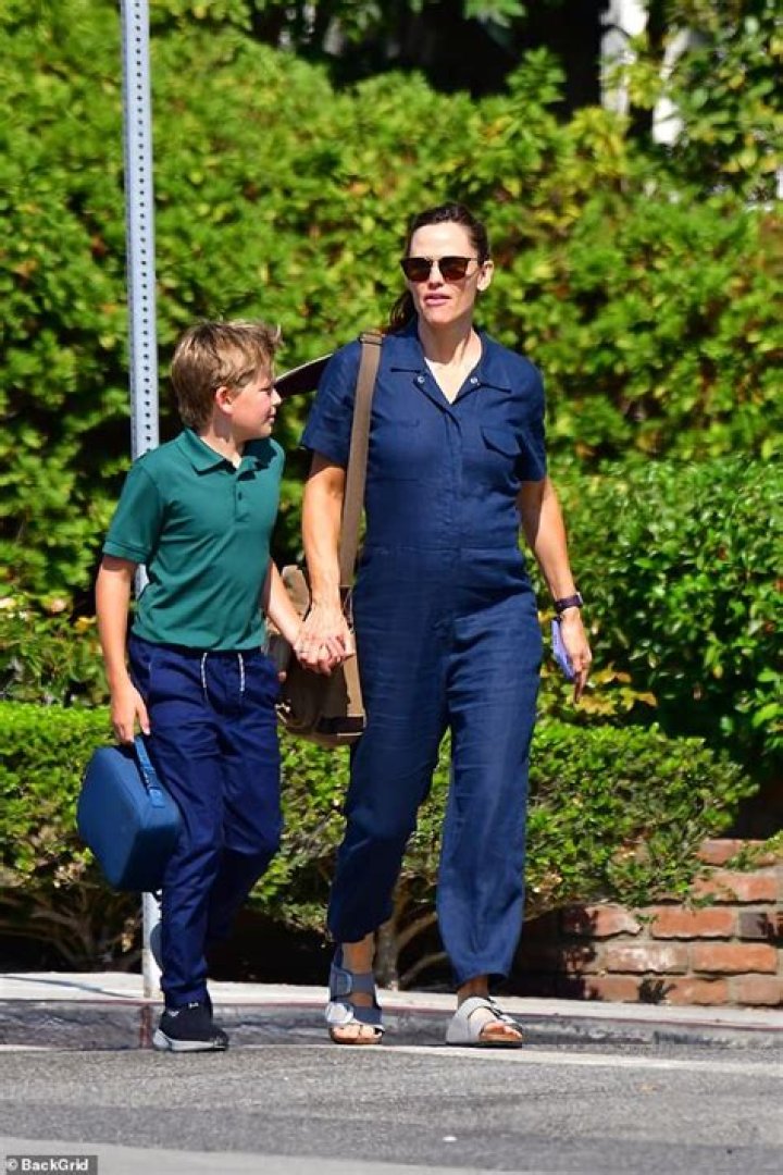 Jennifer Garner Rocks Gray Swimsuit While Hitting Beach With Kids – Hollywood Life