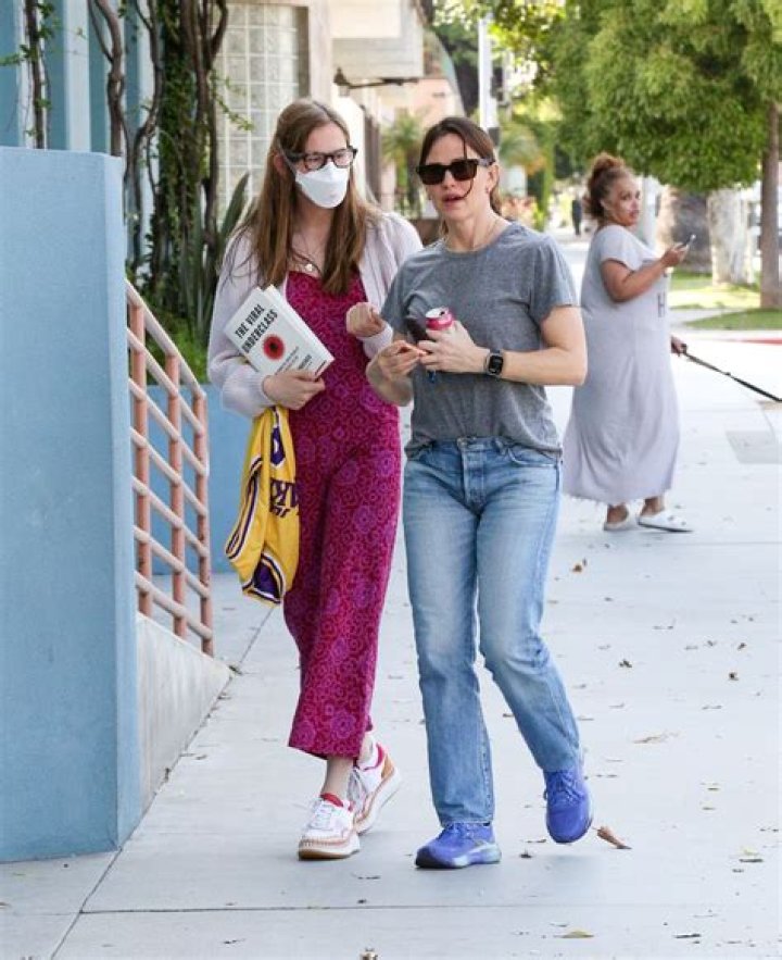 Jennifer Garner shopping with Violet