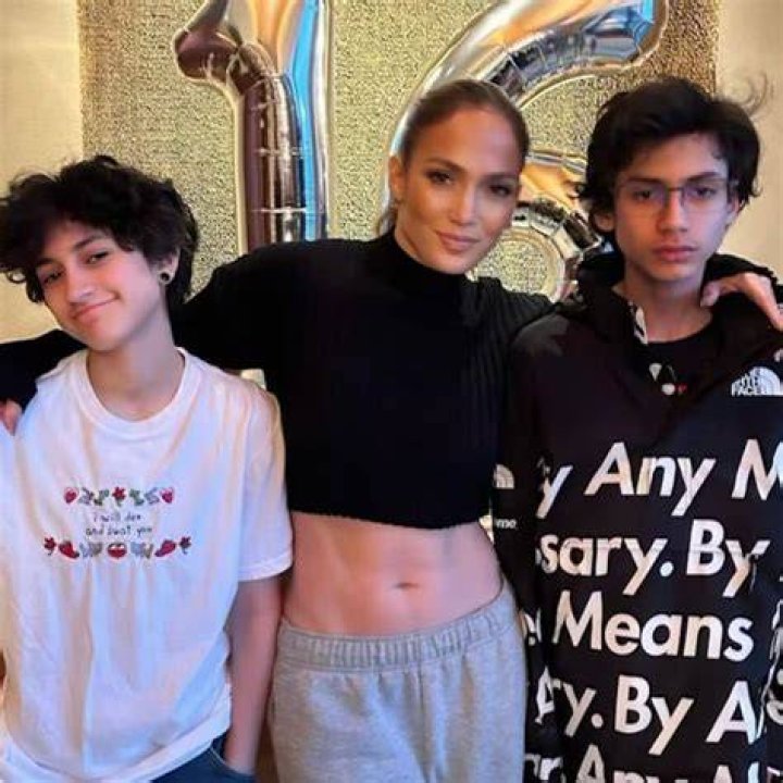 Jennifer Lopez DOESN'T Have Nannies! Only Her Family Helps With The Twins!