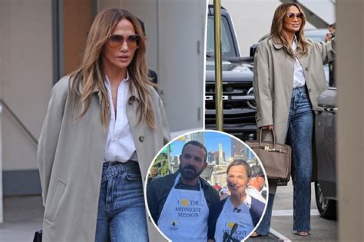 Jennifer Lopez goes Christmas shopping at Chanel And Christian Dior on Madison Avenue in New York City Pictured: Jennifer Lopez Ref: SPL5201962 081220 NON-EXCLUSIVE Picture by: Elder Ordonez / SplashNews.com Splash News and Pictures USA: +1 310-525-5808 London: +44 (0)20 8126 1009 Berlin: +49 175 3764 166 World Rights, No Poland Rights, No Portugal Rights, No Russia Rights