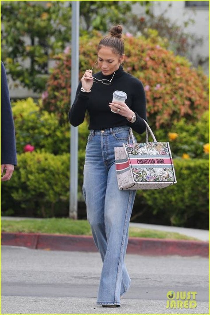 Jennifer Lopez Grabbing Coffee