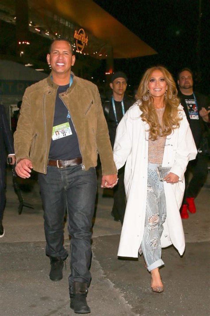 Jennifer Lopez & Shakira Rock Ripped Jeans After Amazing Halftime Show – Hollywood Life