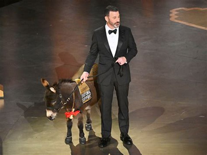 Jenny The Donkey From ‘Banshees’ Surprise Colin Farrell At 2023 Oscars – Hollywood Life