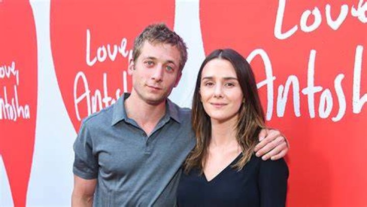 Jeremy Allen White Agrees to Daily Sobriety Tests in Custody Agreement – Hollywood Life