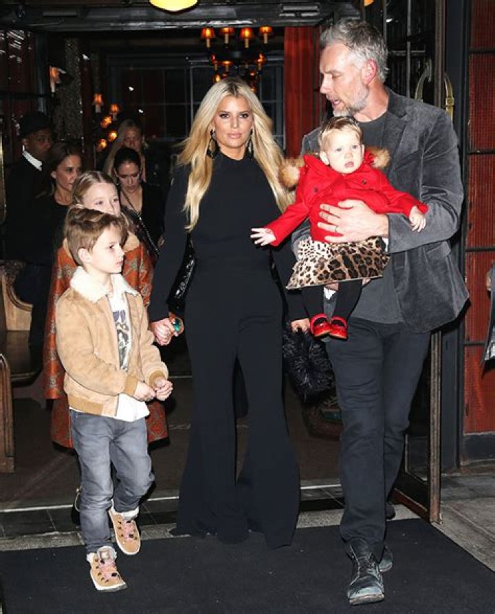 Jessica Simpson Says Her Kid Walked In On Her & Husband Having Sex – Hollywood Life