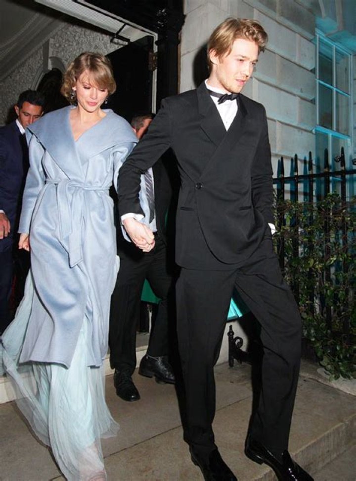 Joe Alwyn Raves Over Taylor Swift’s Honorary Doctorate From NYU – Hollywood Life