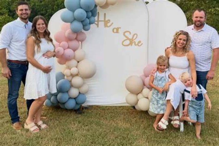 John David & Abbie Duggar Reveal Sex Of Baby In Announcement Pic – Hollywood Life