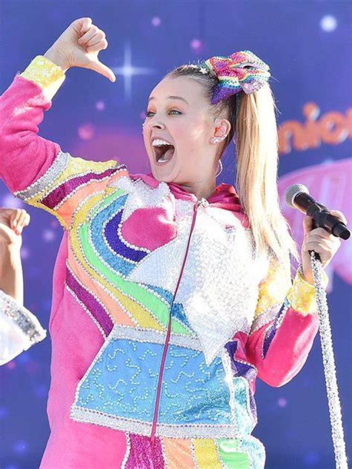 JoJo Siwa Ditches Her Signature Ponytail To Let Her Hair Down In Daring Look At The AMAs