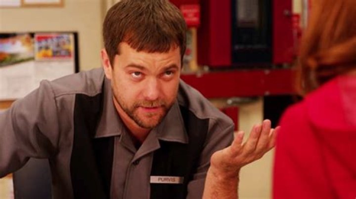 Joshua Jackson Breaks Down Pacey & Joey’s First Time In Surprise ‘Kimmy Schmidt’ Cameo