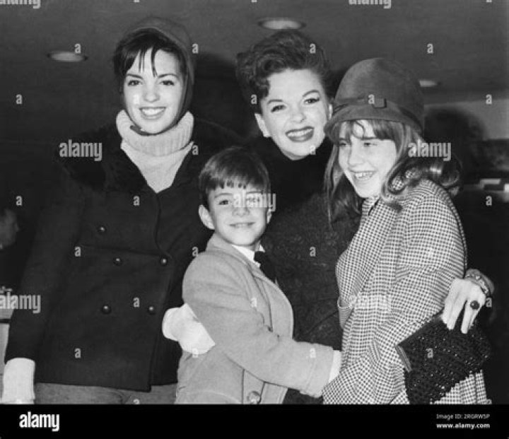 Judy Garland and Her 3 Children at JFK Airport