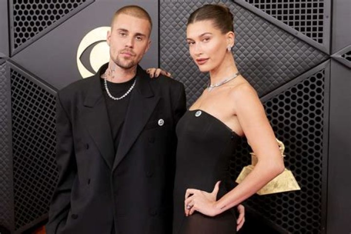 Justin Bieber & Wife Hailey Baldwin Grab Juice