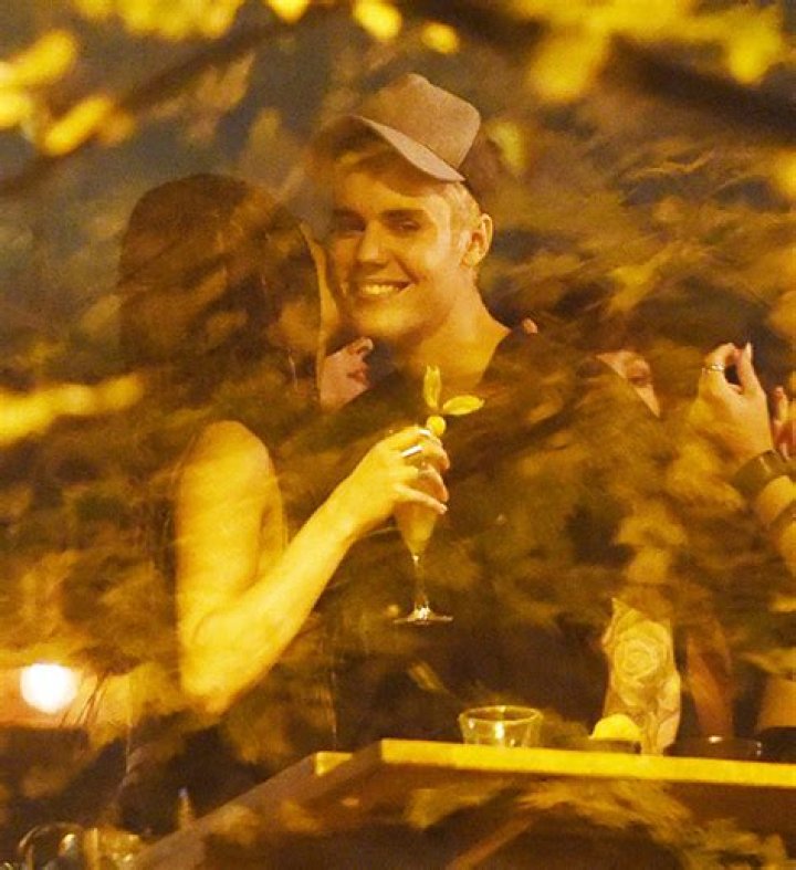 Justin Bieber Dating His Backup Dancer? Flirts With Elysandra Quiñones In London – Hollywood Life